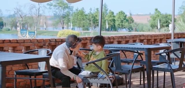 扬子妈教育孩子真有一套,两句话就让损害公物的安麟乖乖道歉休闲区蓝鸢梦想 - Www.slyday.coM