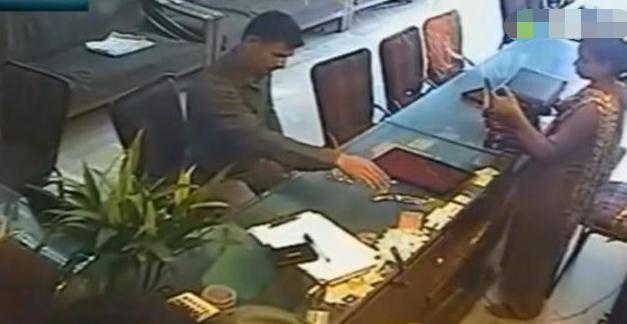 男子正在买金首饰，女店员突然发现不对劲，监控拍下可耻画面！休闲区蓝鸢梦想 - Www.slyday.coM