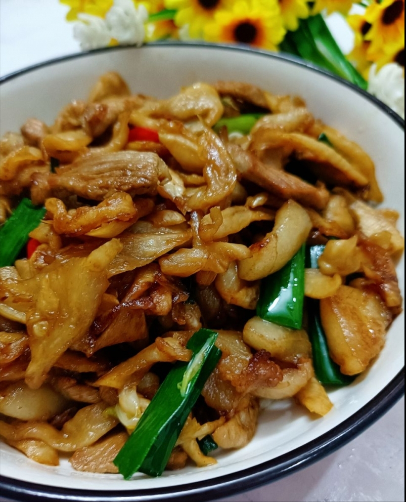 蒜苗萝卜干炒肉不小心米饭又吃多了