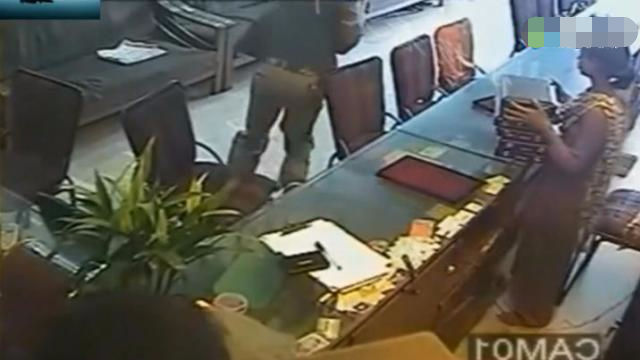 男子正在买金首饰，女店员突然发现不对劲，监控拍下可耻画面！休闲区蓝鸢梦想 - Www.slyday.coM