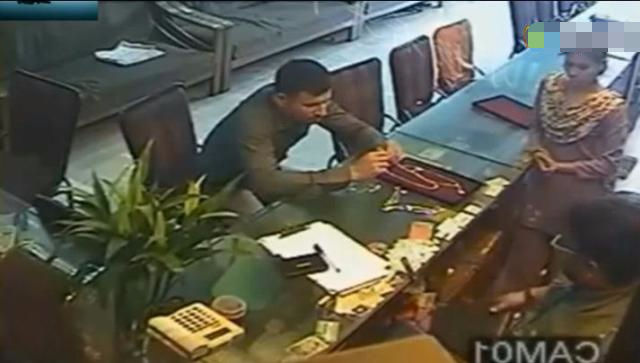 男子正在买金首饰，女店员突然发现不对劲，监控拍下可耻画面！休闲区蓝鸢梦想 - Www.slyday.coM