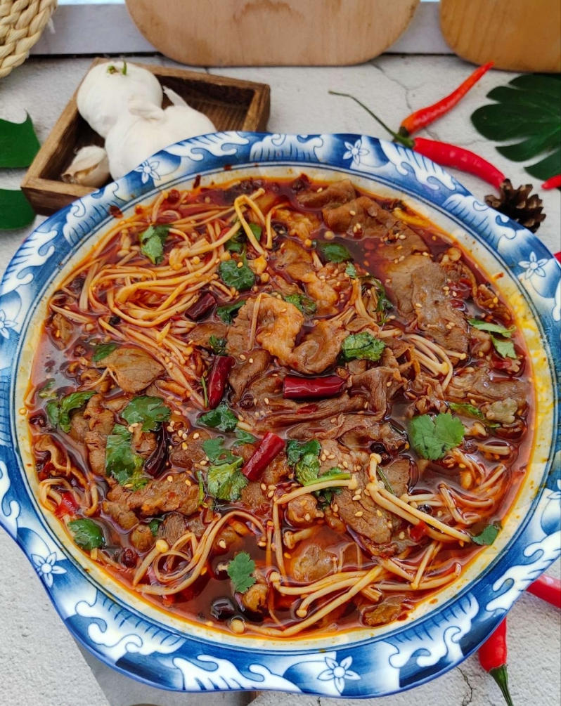 今天做的麻辣金针菇肥牛可真是浪费米饭呀