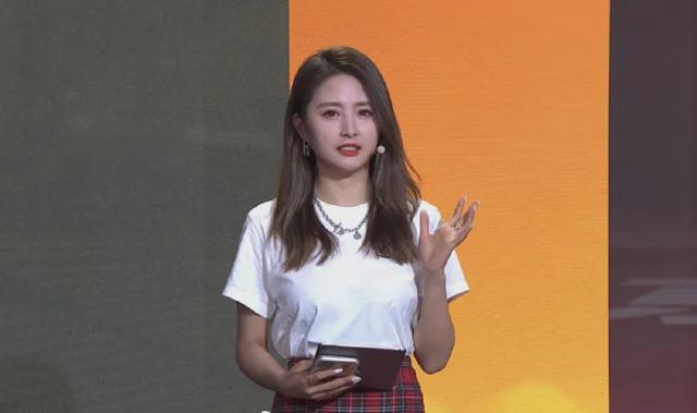 篮球主播小楠晒照行走在沙漠草莓色头发吸睛皮肤也太白了吧