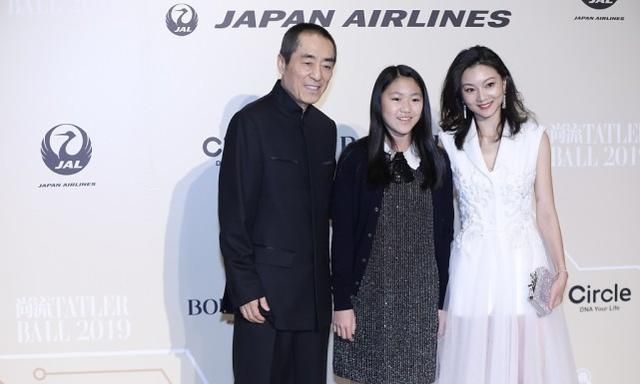 张艺谋晒全家福,小31岁妻子气质出众,一家三口像是三代人