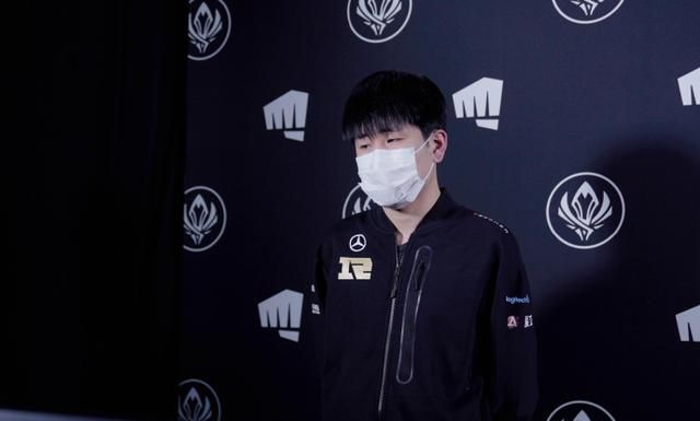 rng回应队员穿耐克队服比赛:"我真的没办法啊!