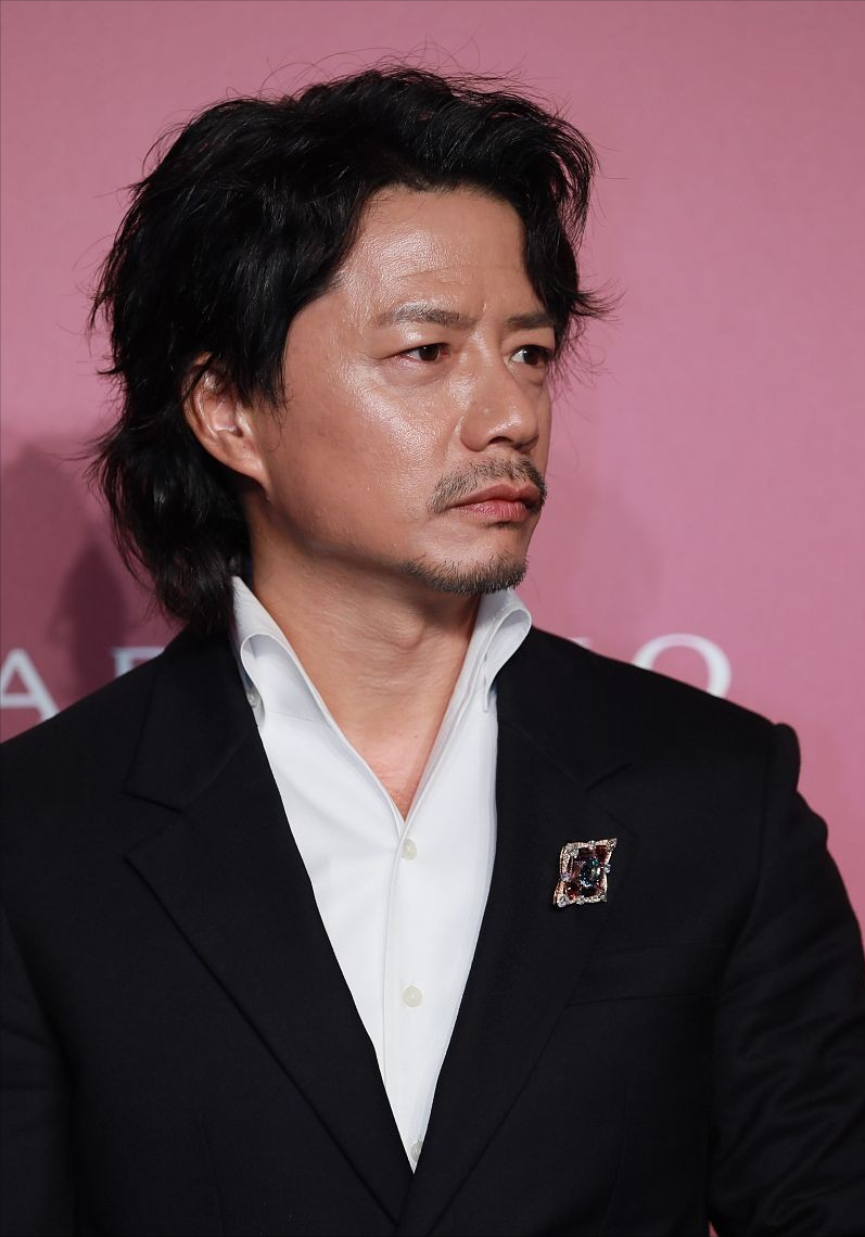 段奕宏长发留胡子有点邋遢风黑白搭配挺绅士男人味很强
