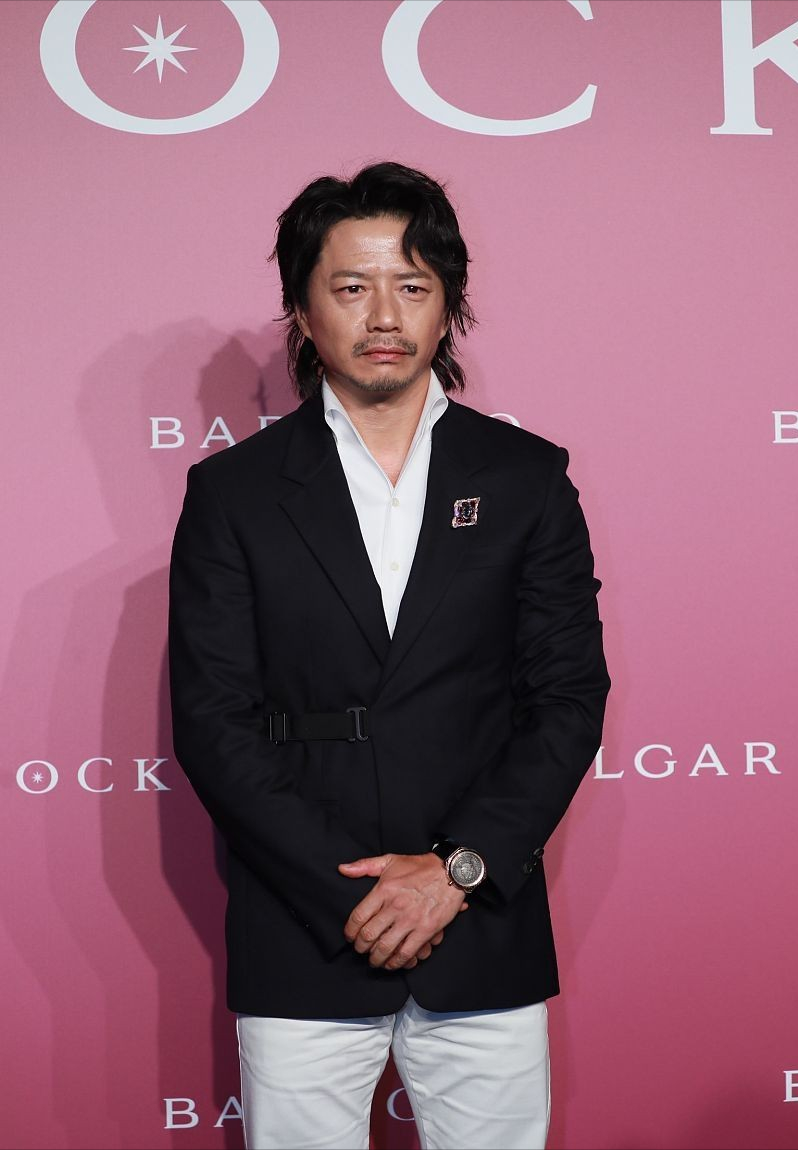 段奕宏长发留胡子有点邋遢风黑白搭配挺绅士男人味很强