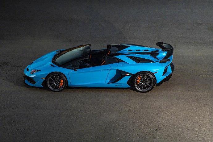 兰博基尼蓝色敞篷svj超级美哉