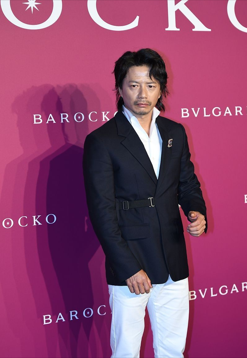 段奕宏长发留胡子有点邋遢风黑白搭配挺绅士男人味很强