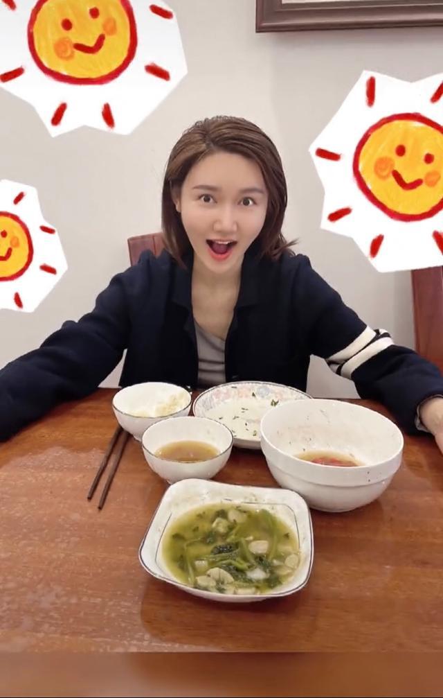 龙洋晒居家照素颜皮肤白嫩像鸡蛋亲自下厨做仨菜被指吃太多