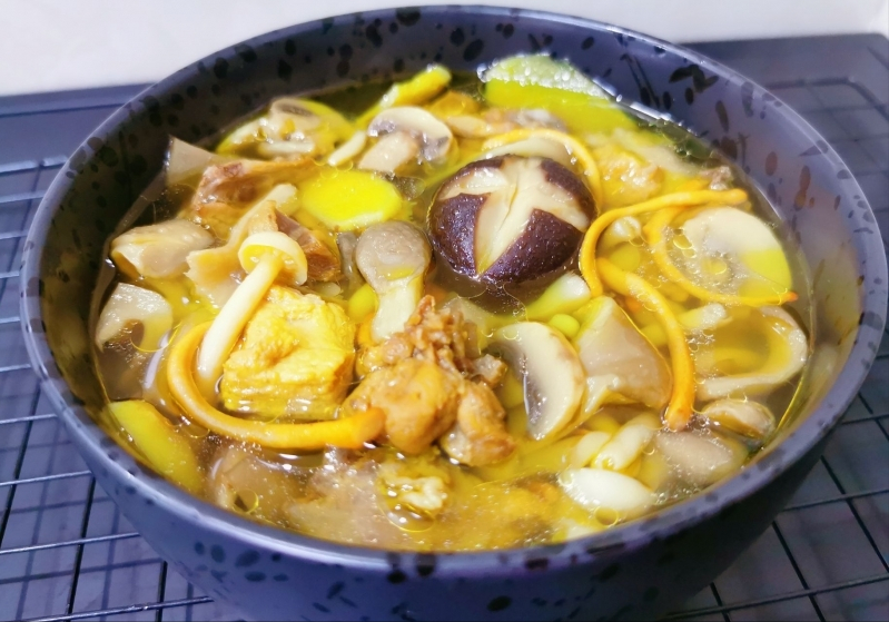 杂菇鸡肉汤营养丰富常喝还能提高免疫力