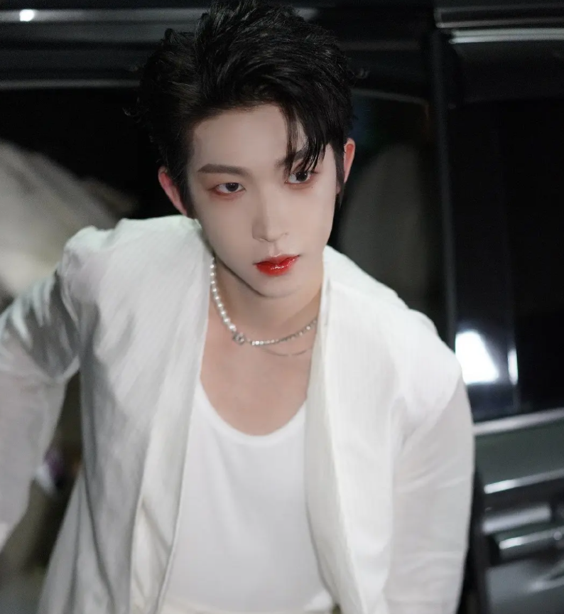 翻版鞠婧祎创4c位刘宇直播首秀妆容太浓遭群嘲