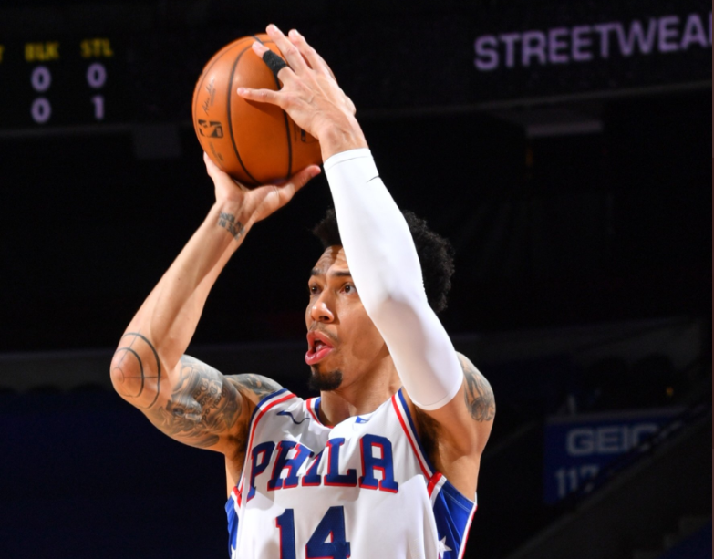 赛后,76人球员丹尼-格林接受了媒体采访.