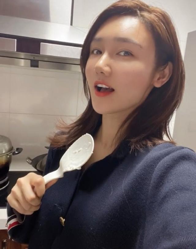 龙洋晒居家照素颜皮肤白嫩像鸡蛋亲自下厨做仨菜被指吃太多