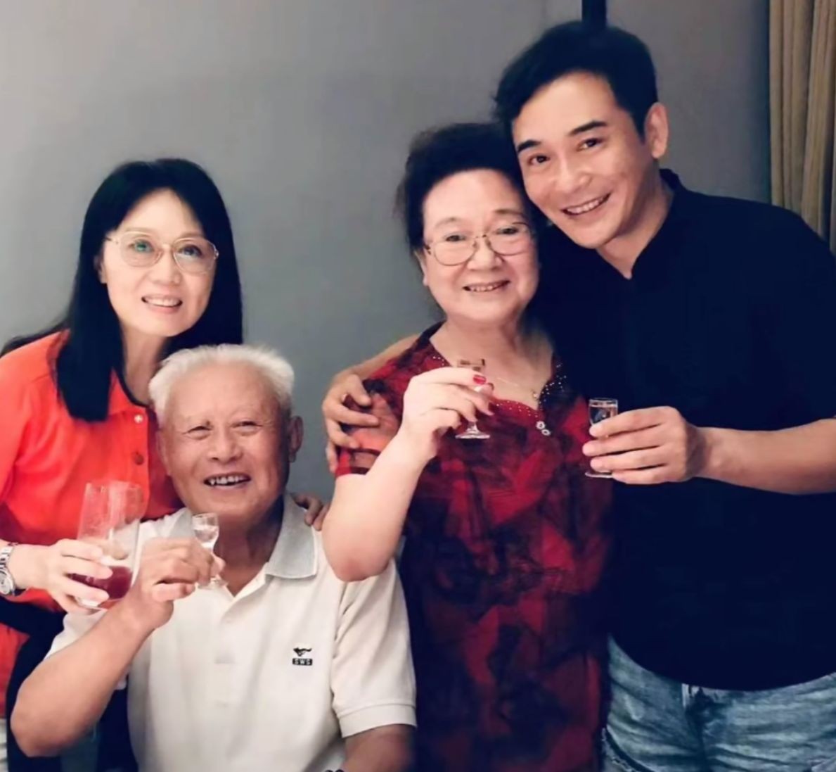 59岁吴琼与老公罕同框相差15岁却无违和感与婆婆关系亲如姐妹