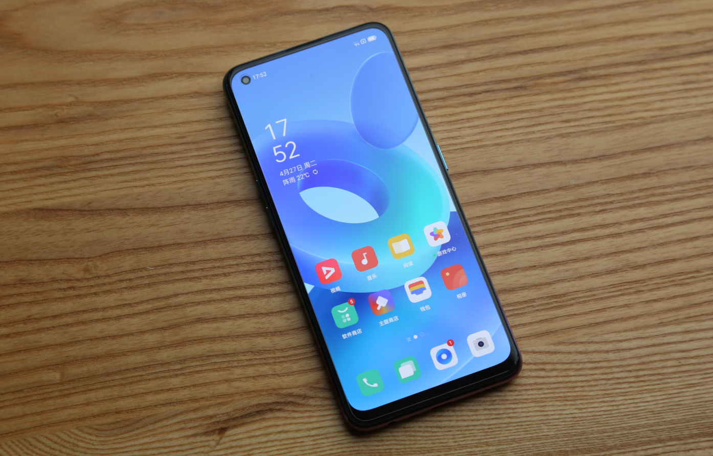 oppo a95在第一次上手的时候就能够感到这款手机在机身三围和重量上是