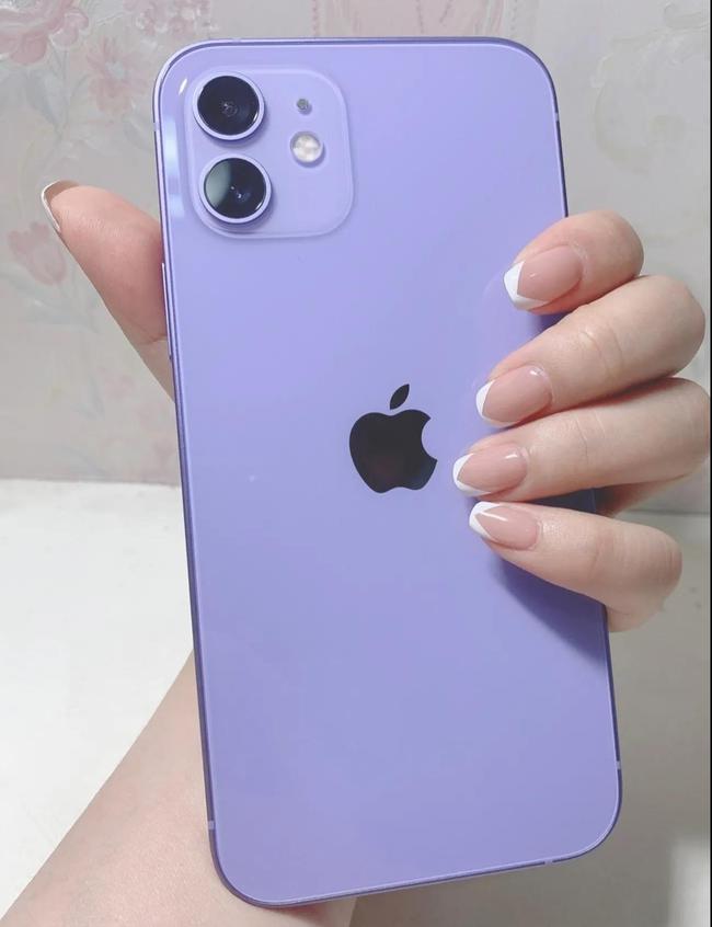 iphone的官方渲染图有一个很明显的特点,就是拍出来的颜色跟真机十分