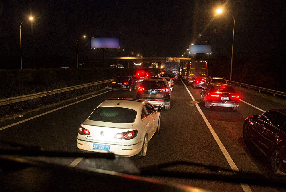 晚上跑高速被后车晃眼如何让他自觉换掉远光灯用这招屡试不爽