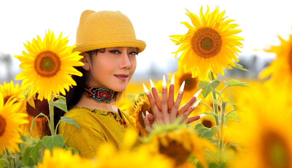 62岁的杨丽萍没个老人样晒照p成无皱纹少女老脸装的不假吗