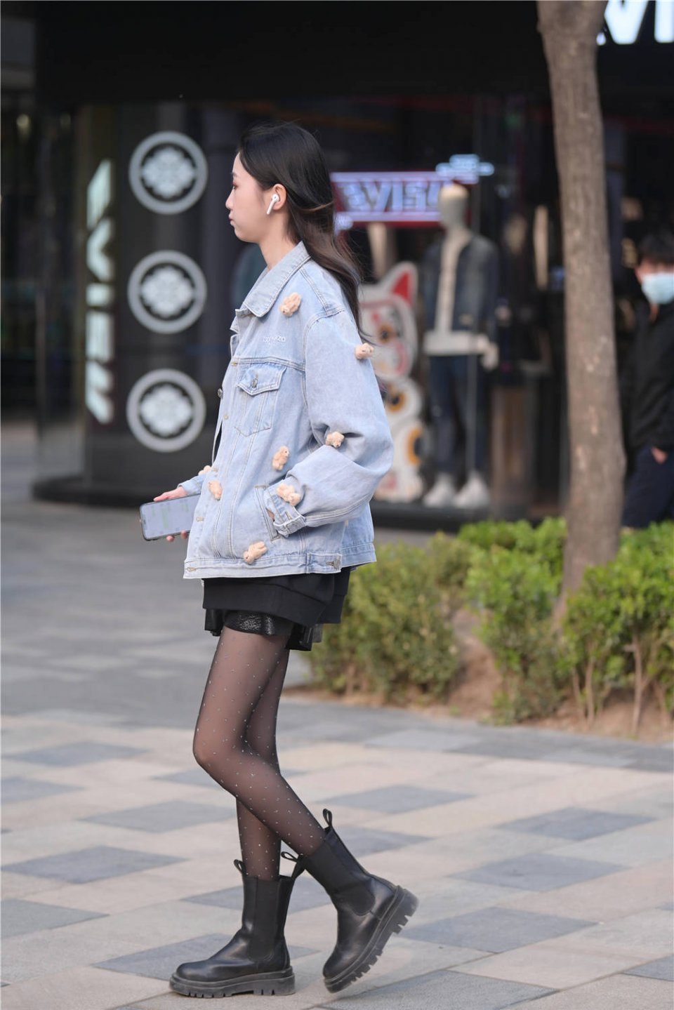 黑色丝袜搭配短靴属于年轻人的时尚温婉可爱的穿搭