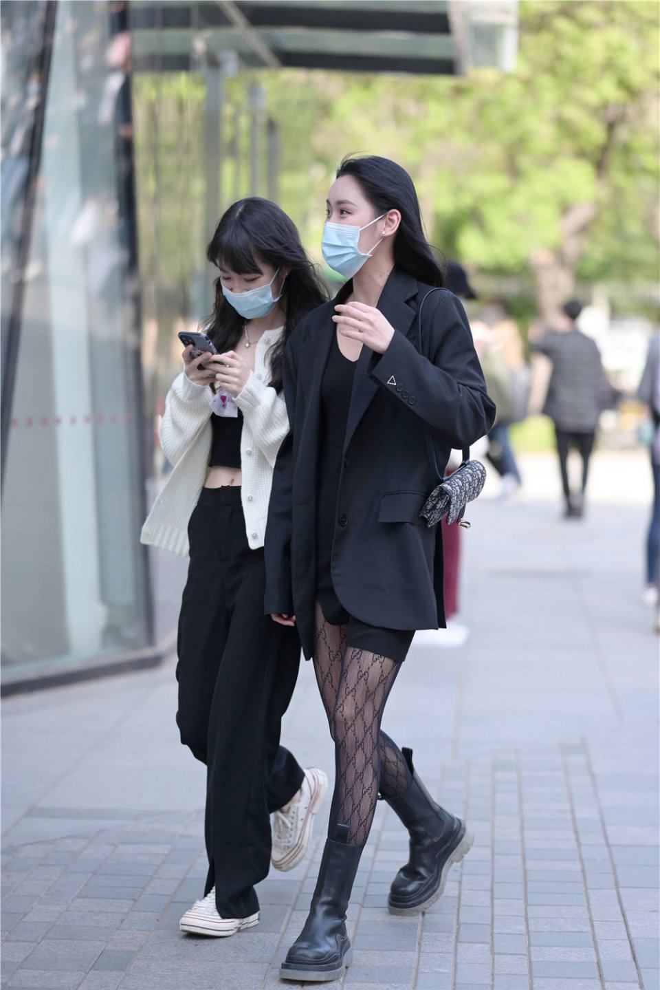 黑色丝袜搭配短靴属于年轻人的时尚温婉可爱的穿搭