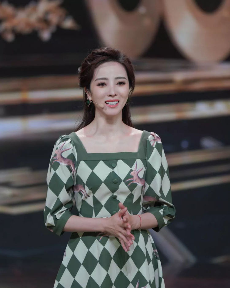 李思思衣着蓝色复古礼服,精致的卷发显得气质绝佳,既文雅大方,又明艳