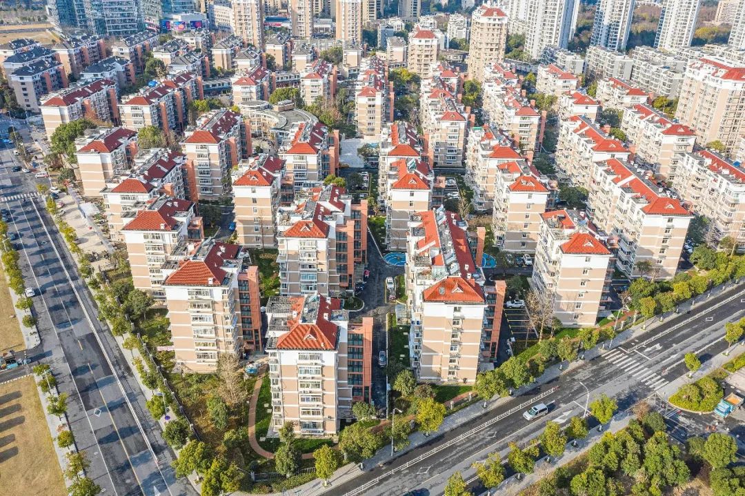 "运营模式,并建立"红领双促"工作机制,有效促进小区旧改和治理工作