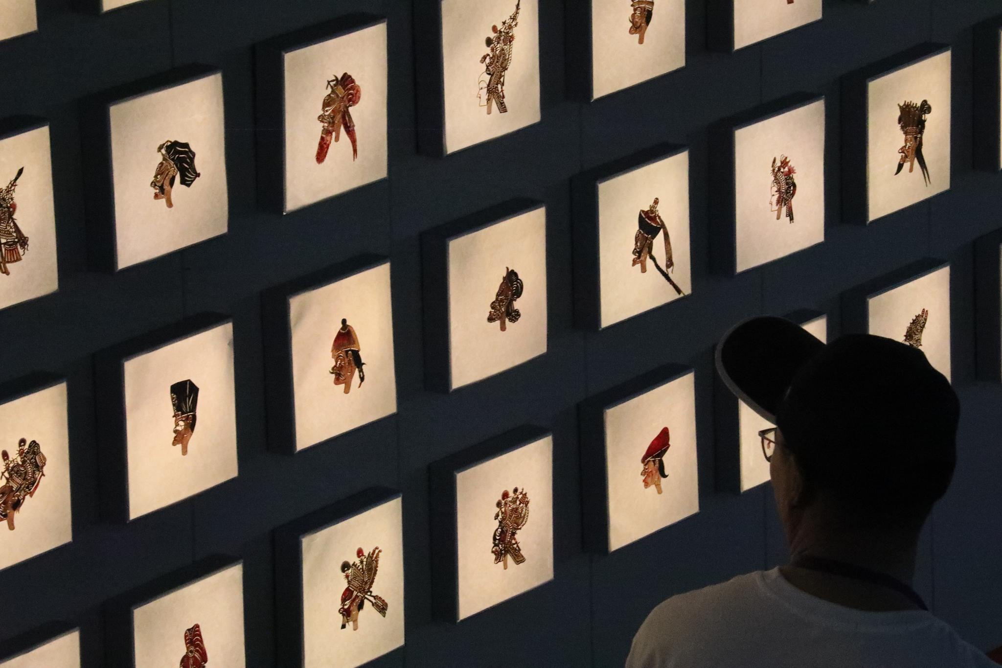 帐中挥舞古今事华州皮影展新姿