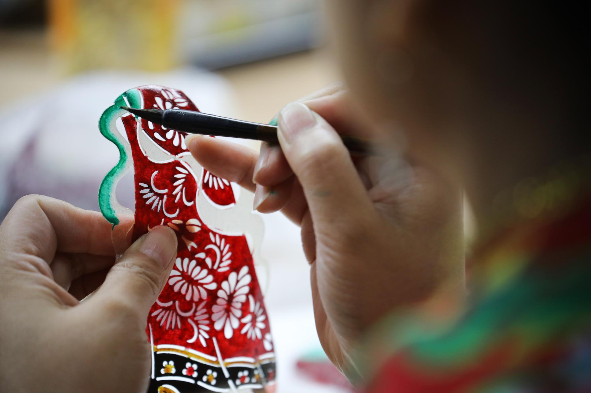 帐中挥舞古今事华州皮影展新姿