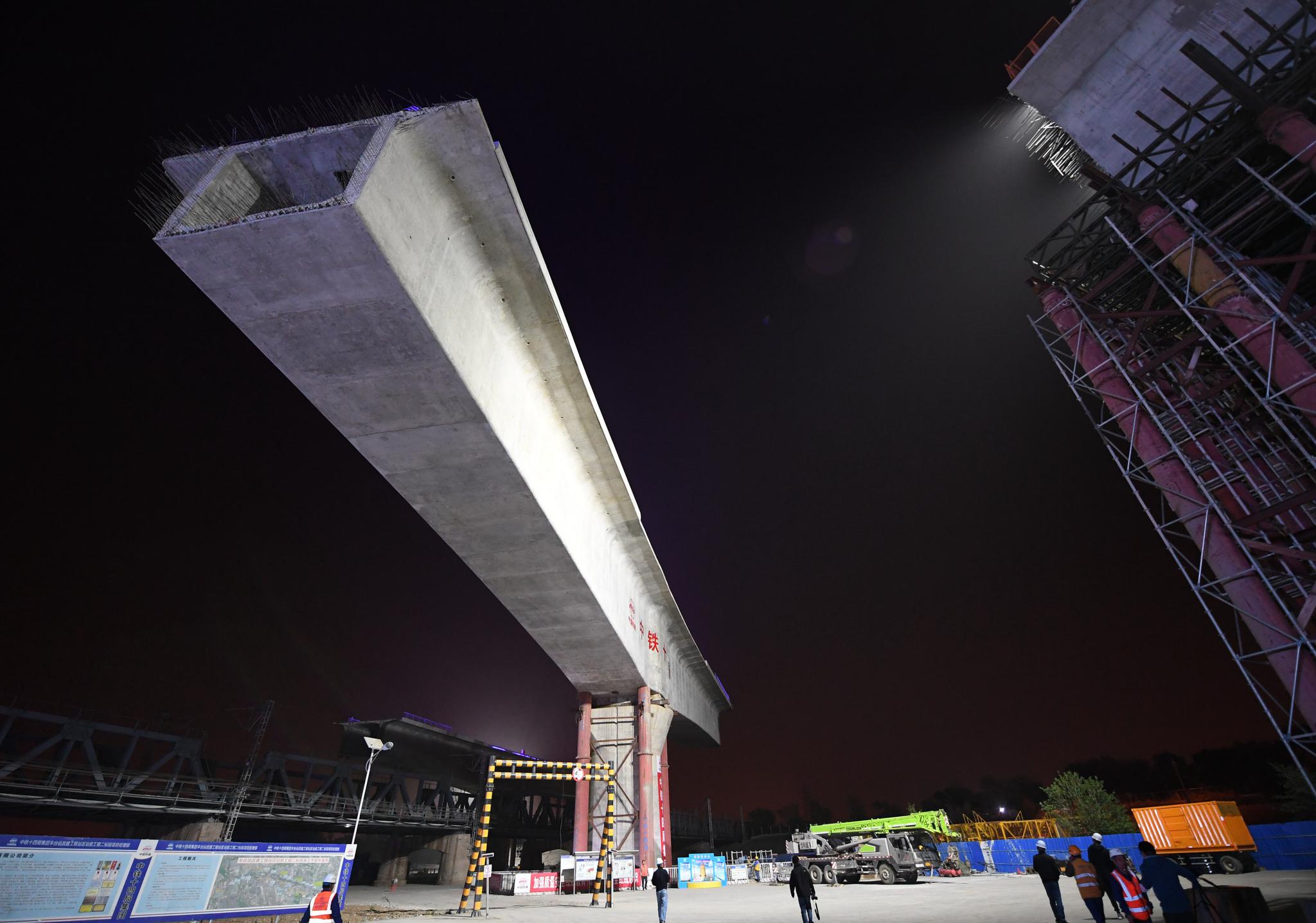这是5月8日凌晨拍摄的北京丰台站改建工程跨京广铁路转体桥转体施工