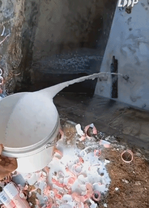 倒奶门引爆热搜成箱奶被倒掉谁在粉丝疯狂打投中获利