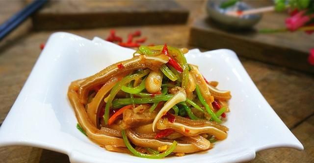 教你做一道不错的开胃小菜:凉拌猪耳丝,看着就幸福感满满