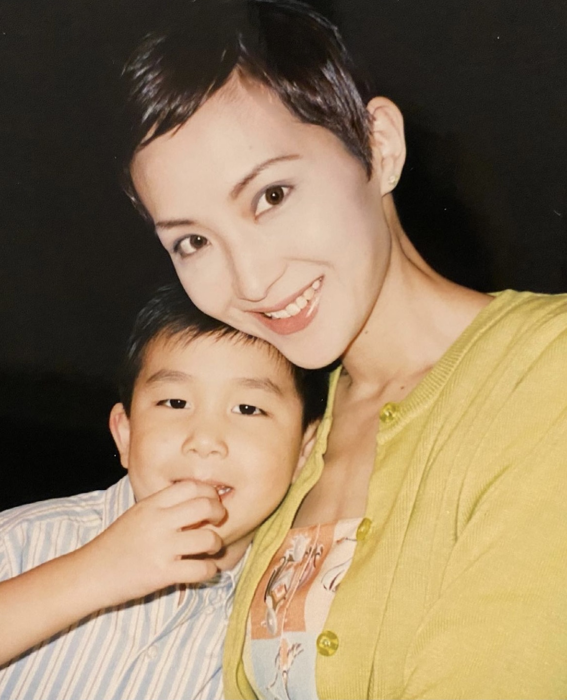 名媛薛芷伦晒旧照庆母亲节昔日美貌令人感慨患病后容颜大变样