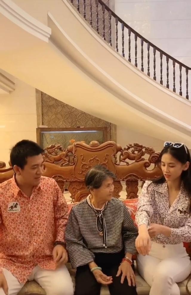 黄圣依婆婆亲手为儿子儿媳做情侣装满脸骄傲慈祥豪宅内景抢镜
