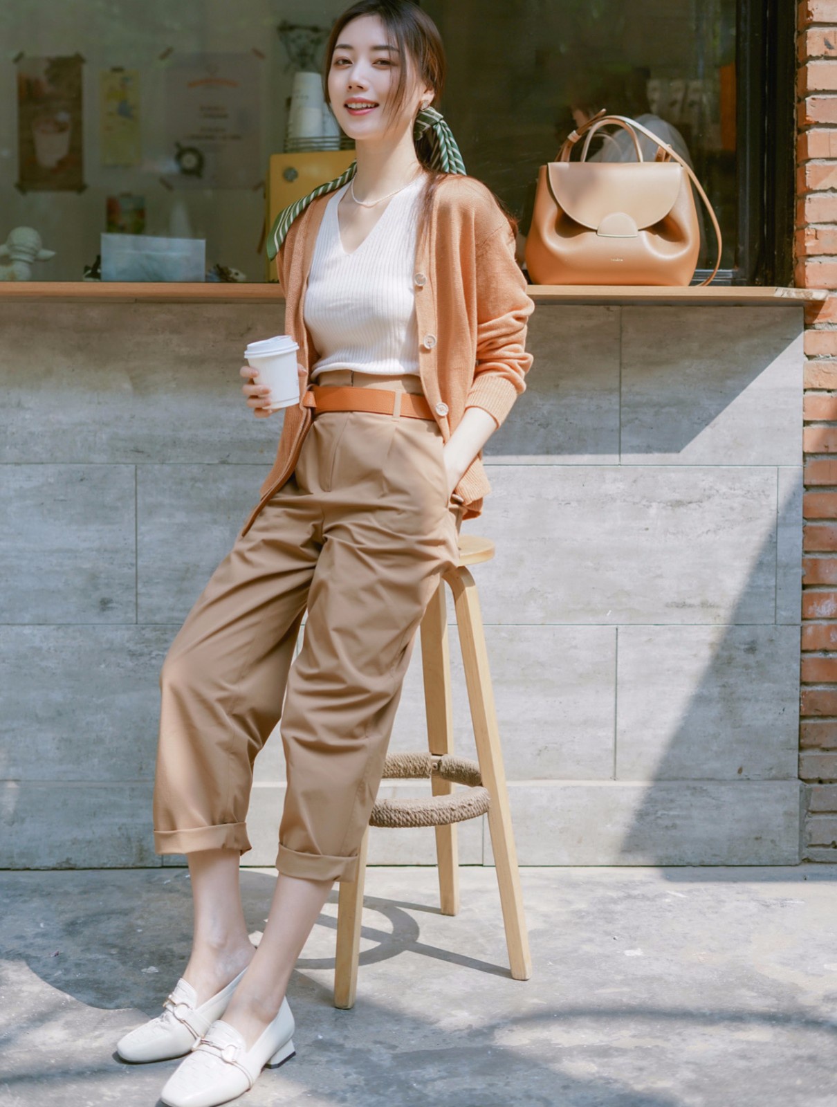 同色系的实用穿搭暖色系点缀轻松上班休闲