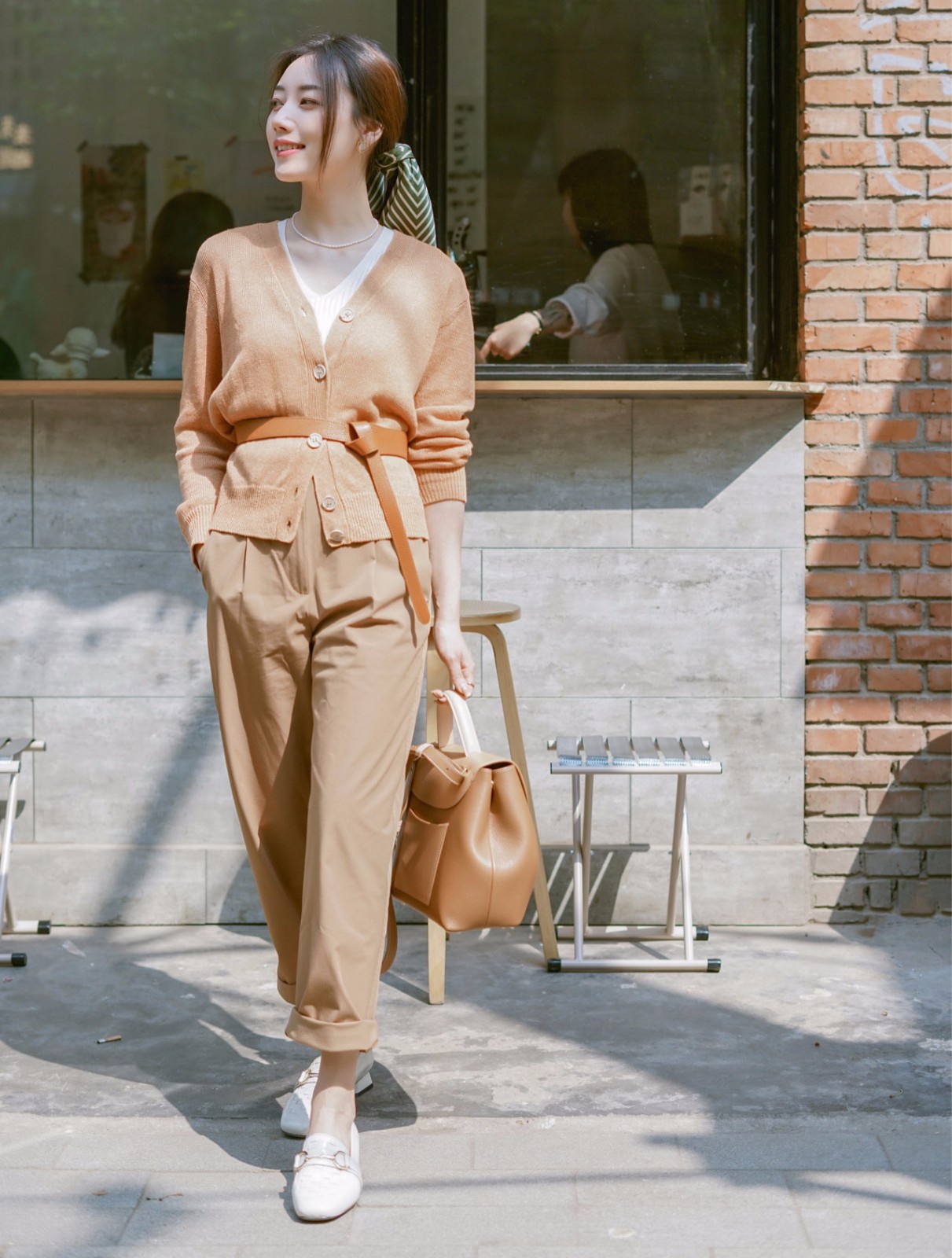 同色系的实用穿搭暖色系点缀轻松上班休闲