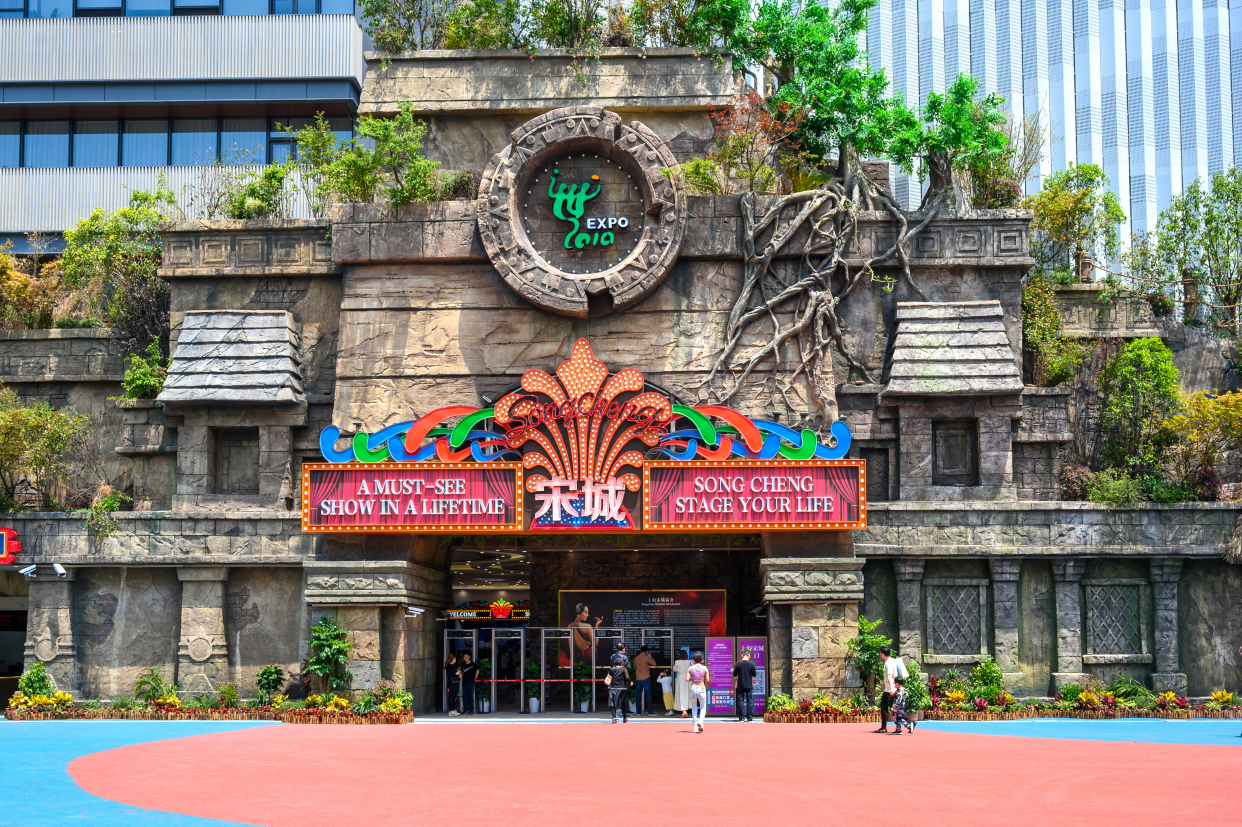 上海宋城坐落在上海浦东新区的黄浦江畔,于五一前的4月29号开业,上海