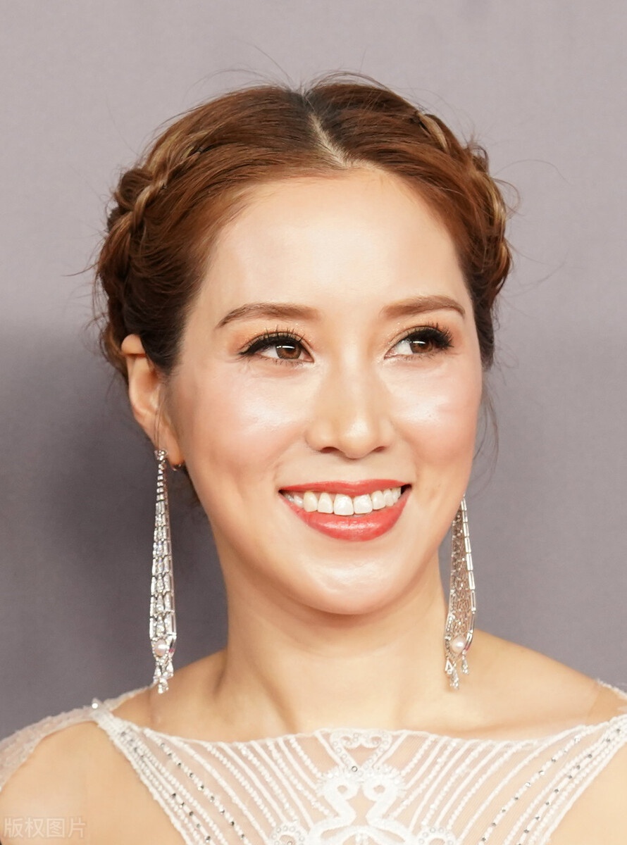 徐子淇与老公满面笑容状态好一同亮相恩爱十足