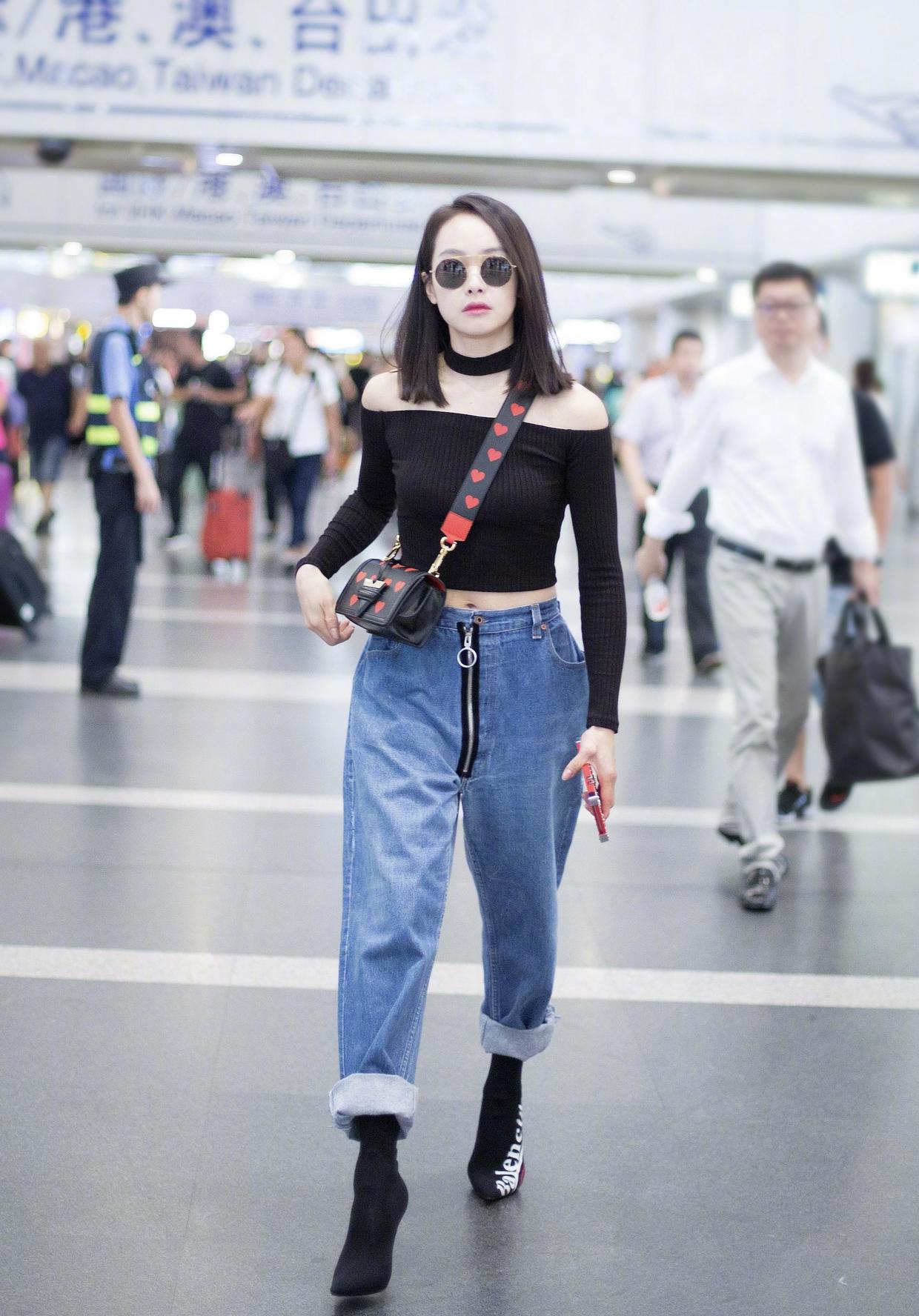 郭碧婷生娃后马上营业穿露肩上衣配牛仔裤街拍好勤奋的阔太太