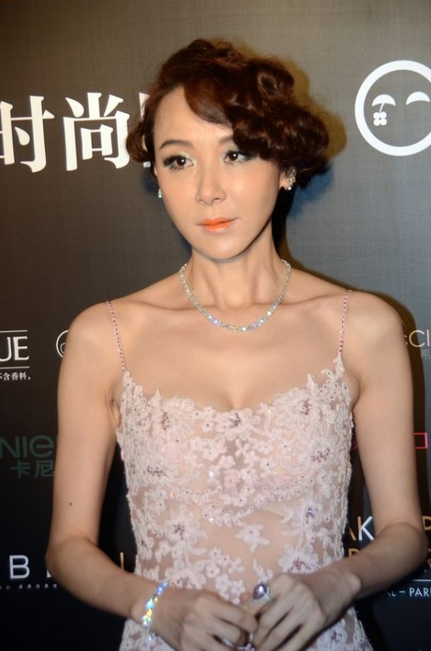 萧蔷虽然瘦但一点也不难看穿吊带裙显出骨感身材但表情挺僵硬