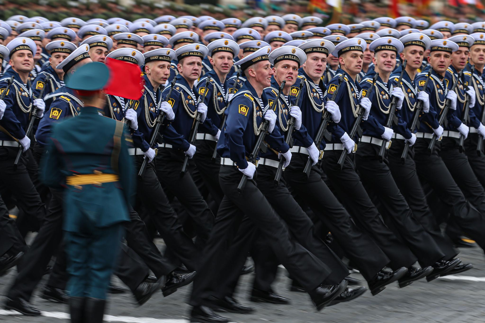 5月9日,在俄罗斯莫斯科举行的胜利日阅兵式上,仪仗兵走过红场