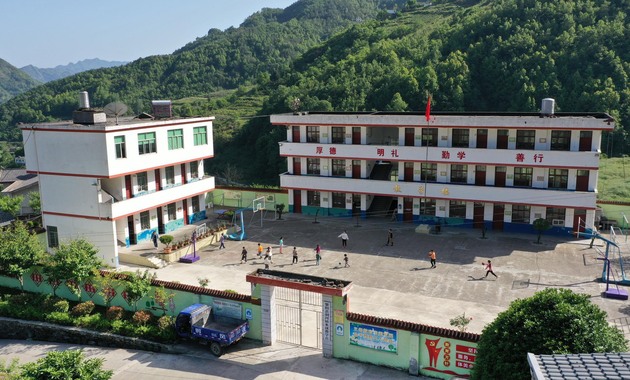 5月8日,陕西紫阳县洞河镇米溪教学点的老师杨翠为二年级学生上课.
