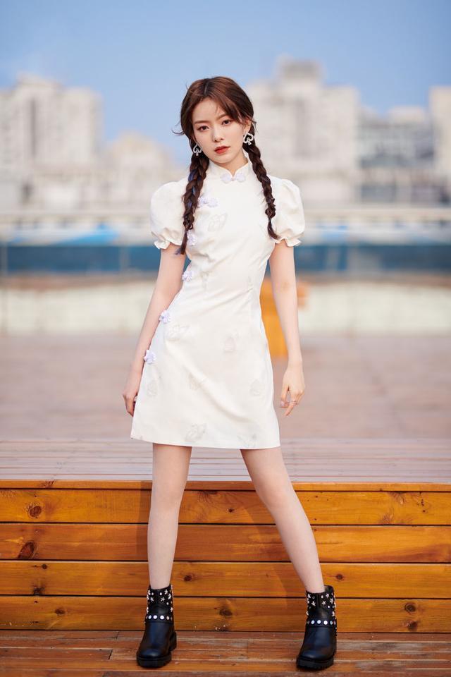 陈卓璇为秀腿拼了穿短旗袍还露双肩博眼球漫画腿吸睛