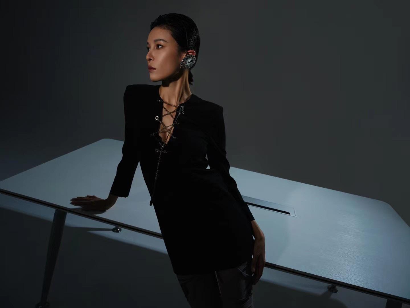 张蓝心黑白复古异国风情写真好身材短发造型飒气十足