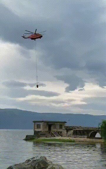 大理一架直升机坠入洱海,坠机画面曝光,飞机在空中已爆炸起火|直升机