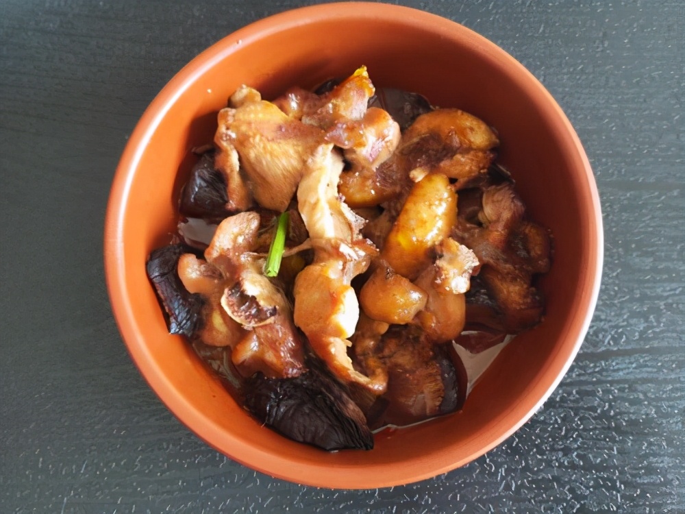 原来蘑菇蒸鸡肉这样做更美味,营养好吃超下饭,一家人吃的很痛快