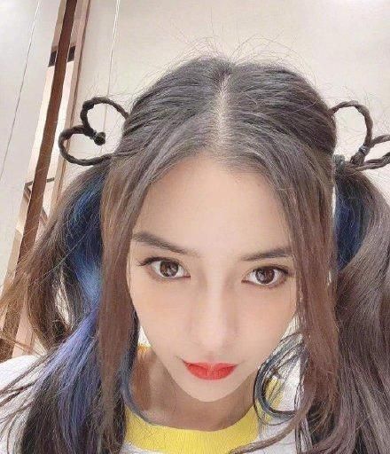 angelababy绑爱心双马尾扎发美得像学生妹好减龄显清纯