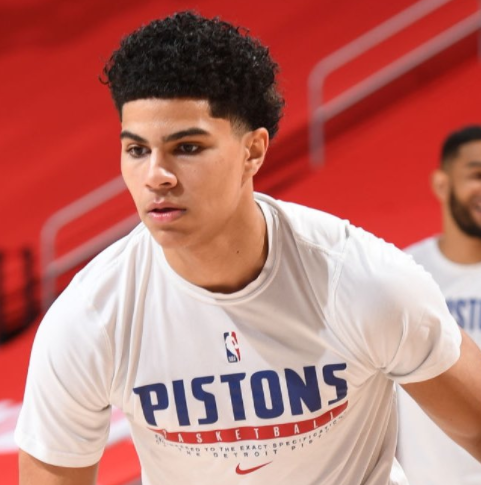 赛后,活塞球员基利安-海斯接受了媒体采访.