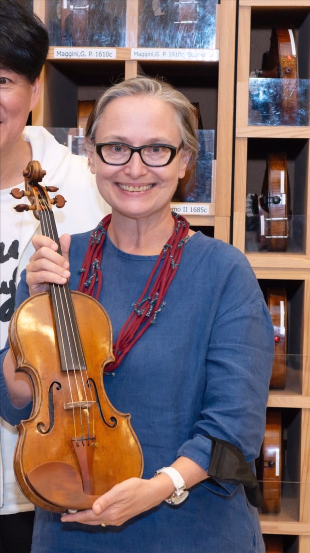 作为大明星的太太,康粹兰的确是随性又低调,这身棉麻材质的造型几乎没