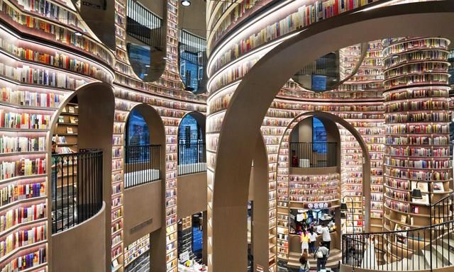 成都网红钟书阁拍照的人比看书的人还多游客好看能当饭吃吗